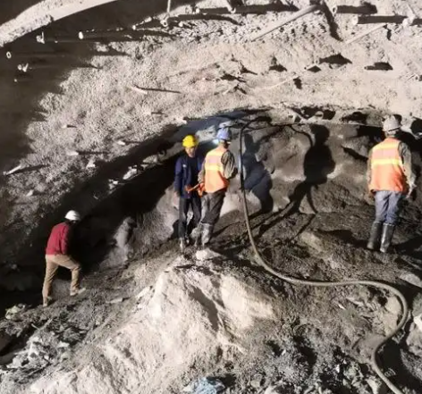 右玉隧道拱顶带模注浆料，微膨胀注浆料的特点及施工工艺